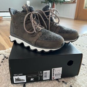 Sorel Kinetic Caribou waterproof shoe in Quarry size 7.5 - NEVER WORN!